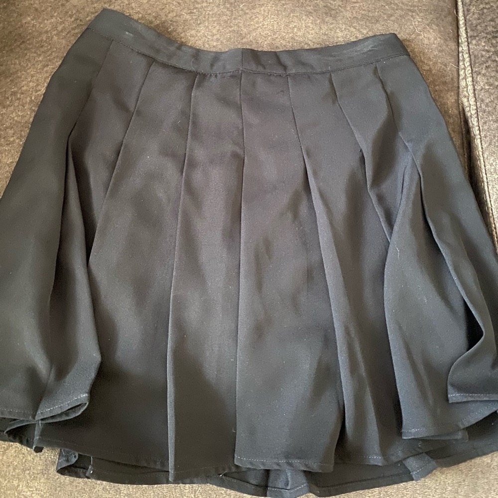 Super cute black pleated skirt, lightly used, nice material.